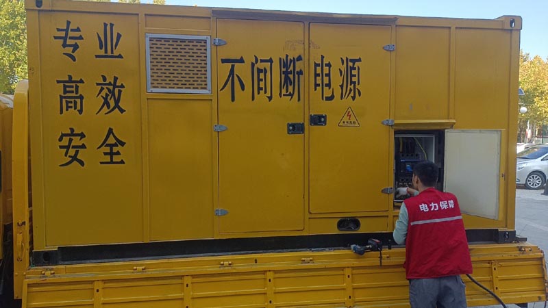 洱源柴油发电机组和UPS电源配合使用时，如何避免切换过程中的电力中断？